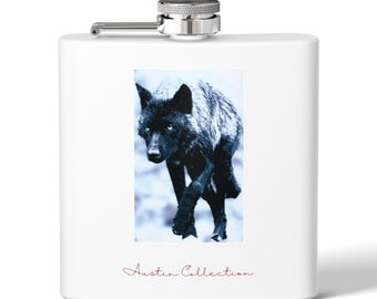 Peut inclure: Une flasque en acier inoxydable blanc avec un bouchon et une charnière argentés. L'avant présente une image en noir et blanc d'un loup aux yeux bleus. Les mots "Austin Collection" sont écrits en script rouge en dessous.