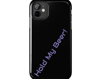 Funda para móvil "Hold My Beer" / Negra, texto morado inclinado