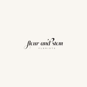 Op de afbeelding: Een logo voor "fleur and stem florists" in elegant zwart schrift. De woorden "fleur and stem" staan in een vloeiend, cursief lettertype, met "florists" in een kleiner, schreefloos lettertype eronder. De achtergrond is effen, neutraal beige.