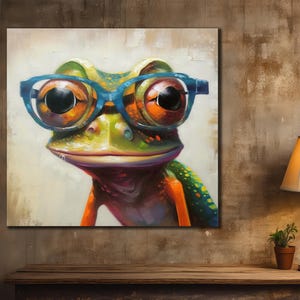 Puede incluir: Una pintura colorida de una rana con gafas de montura azul. La rana tiene piel verde, manchas naranjas y amarillas y una lengua azul brillante. El fondo es beige claro.