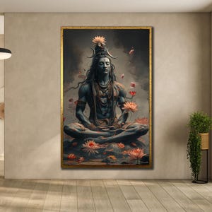 以下が含まれることがあります： 額縁に入ったアートワークは、宝石と花の冠を身に着けた、青い肌の座っている人物を描いています。その人物は、暗く雰囲気のある背景にピンクの花で囲まれています。フレームは金色です。