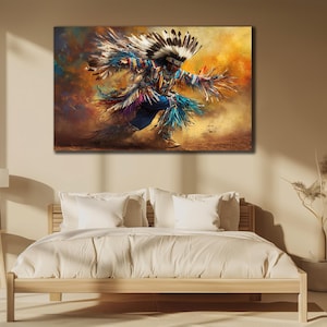 Op de afbeelding: Een Native American danser in traditionele kledij voert een dans uit met kleurrijke veren en kralen. De danser draagt een blauw en wit kostuum met een hoofdtooi en is omringd door een gouden achtergrond.