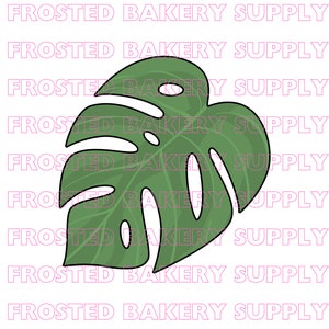 Op de afbeelding: Een groene monstera bladvormige koekjesuitsteker met een zwarte omtrek. De woorden "FROSTED BAKERY SUPPLY" worden in roze herhaald op de witte achtergrond. Ideaal voor tropische koekjes.