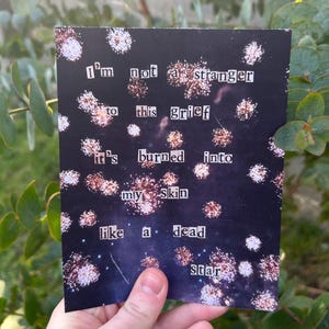 Impresión artística de pared con collage de poemas y citas "No soy ajeno al dolor"