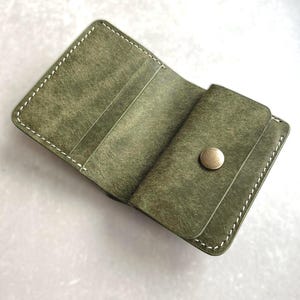 Billetera vertical de cuero plegable con bolsillo para monedas / Billetera de cuero Pueblo de color oliva / Billetera de cuero grabada / Billetera de cuero de grano superior