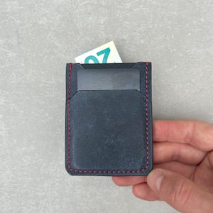 Gepersonaliseerde gegraveerde kaarthouder voor heren | Minimalistische slanke leren kaarthouder | Portemonnee met topnerf voorvak | Smalle portemonnee op maat | Marineblauw