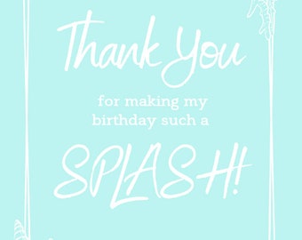 Puede incluir: Una tarjeta de agradecimiento azul claro con un borde blanco y conchas blancas en las esquinas. El texto dice "Gracias por hacer de mi cumpleaños un SPLASH!"