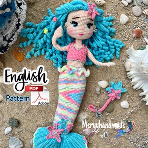 Peut inclure: Patron de poupée sirène au crochet en anglais, avec une sirène aux cheveux bleus, une queue rayée rose et blanche, un haut rose et une étoile de mer. Le patron est disponible en téléchargement PDF.