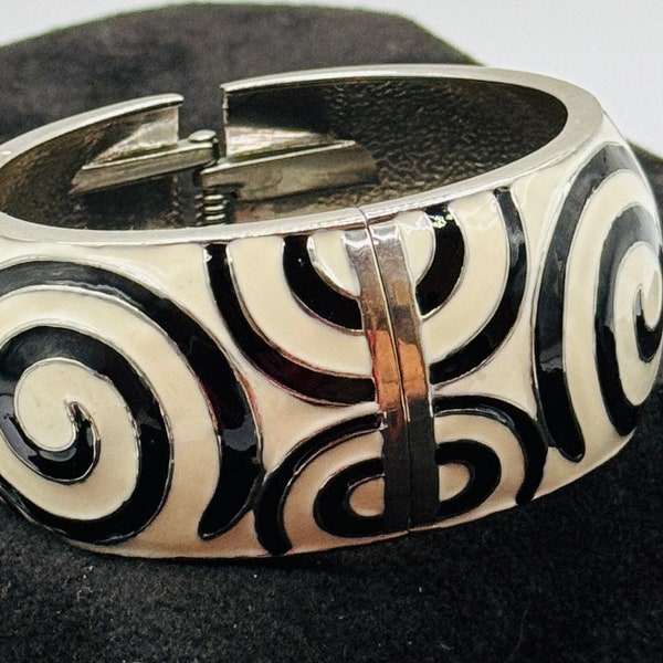 Bracelet Spring Hinge - Bold Black & White Circle Design - Fashion Jewelry