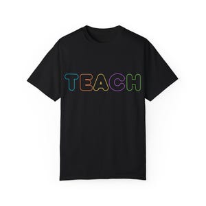 Camiseta unisex con letras de neón, bonito regalo para profesores, camiseta educativa, ropa para el aula, atuendo para la vuelta al cole.