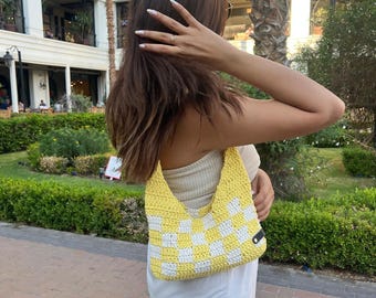 La borsa midi artigianale è lavorata a mano utilizzando un cordino di cotone macramè