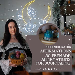Op de afbeelding: Een persoon houdt een houten kom vast met kleine potjes met gekleurde inhoud. De tekst luidt: RECONCILIATION AFFIRMATIONS 30 PREMADE AFFIRMATIONS FOR JOURNALING. Een cirkelvormige inzet toont een blauw potje met een getextureerde afwerking.
