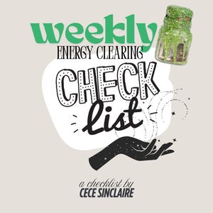 Peut inclure: Fond beige avec les mots "weekly ENERGY CLEARING CHECK list" en vert et noir. Un petit bocal en verre avec des paillettes vertes est en haut à droite. Une main noire avec des étoiles est en bas. Le texte en bas se lit "a checklist by CECE SINCLAIRE."