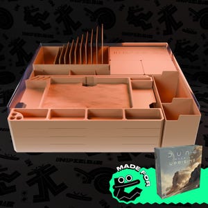 Puede incluir: Un organizador de juegos de madera marrón con compartimentos para guardar las piezas y las cartas del juego. El organizador está etiquetado con "Made for" y presenta un logotipo de una persona estilizada con un sombrero. El organizador está diseñado para adaptarse al juego de mesa Dune: Imperium - Uprising.