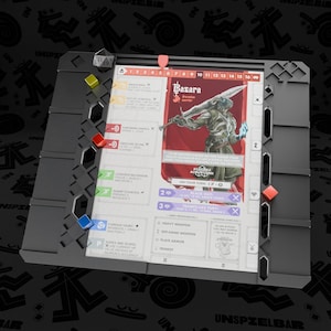 Può includere: Primo piano di una carta da gioco che presenta un personaggio guerriero chiamato "Basara" con una spada e un effetto di energia blu. La carta ha uno sfondo rosso e include informazioni sulle abilità e le statistiche del personaggio. La carta fa parte di un gioco da tavolo.