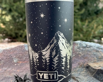 YETI - Gravierte Berg Nachthimmel 20 oz Becher