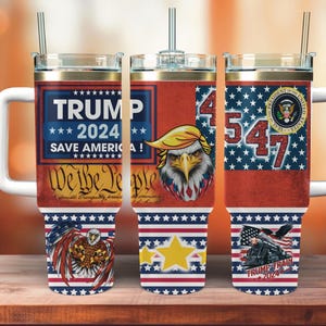 Pu&ograve; includere: Tre bicchieri in acciaio inossidabile con coperchi e cannucce. I bicchieri presentano un design di bandiera americana rosso, bianco e blu con il testo "Trump 2024 Save America!" e "We the People" su un bicchiere, "4547" su un altro e "Trump Train 2024" sul terzo.