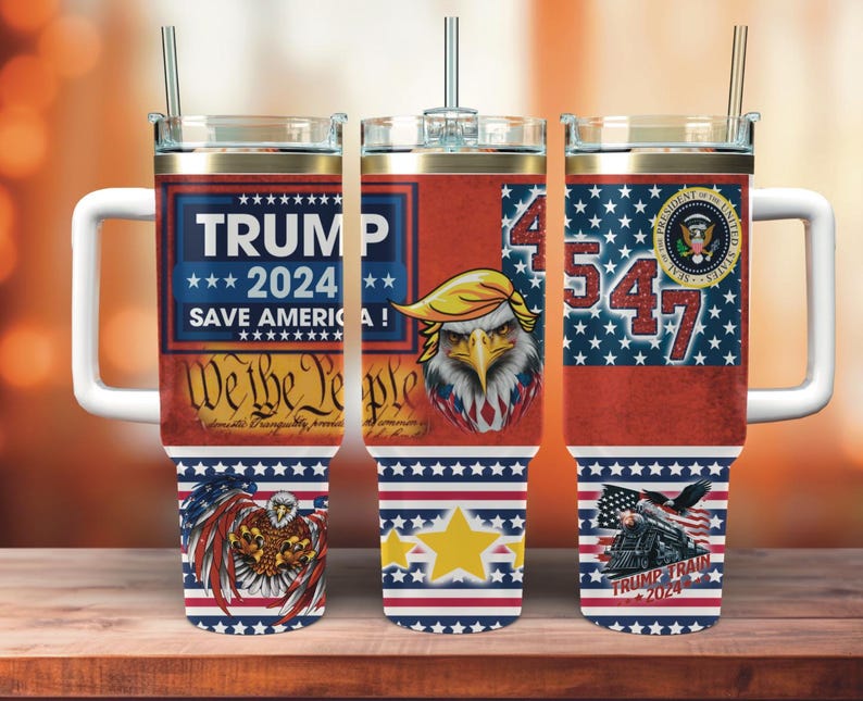Pu&ograve; includere: Tre bicchieri in acciaio inossidabile con coperchi e cannucce. I bicchieri presentano un design di bandiera americana rosso, bianco e blu con il testo "Trump 2024 Save America!" e "We the People" su un bicchiere, "4547" su un altro e "Trump Train 2024" sul terzo.