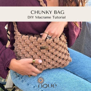 Può includere: Una borsa in macramè color marrone chiaro con una trama a nodi spessi e un'etichetta rettangolare in metallo dorato con la scritta NOUÉ. L'immagine include il testo CHUNKY BAG DIY Macrame Tutorial e un logo con la parola noué in basso.