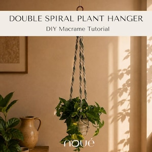 Puede incluir: Un colgador de plantas de doble espiral con diseño de macramé en cordón color blanco roto y verde oscuro, que sostiene una planta en maceta. El texto DOUBLE SPIRAL PLANT HANGER DIY Macrame Tutorial aparece arriba y la marca nove abajo.