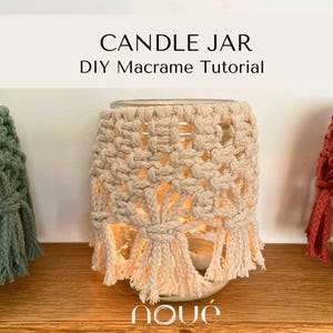 Könnte beinhalten: Drei Glas-Kerzenbehälter mit Makramee-Bezügen. Die Behälter sind angezündet und die Bezüge sind in verschiedenen Farben: grün, beige und rot. Der Text "CANDLE JAR DIY Macrame Tutorial" befindet sich oben im Bild.