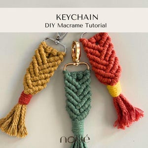 Könnte beinhalten: Drei Makramee-Schlüsselanhänger in Gelb, Grün und Rot, jeweils mit einem Fischgrätmuster. Die Schlüsselanhänger haben Metallverschlüsse und farbige Quasten. Der Text "KEYCHAIN DIY Macrame Tutorial" ist enthalten.