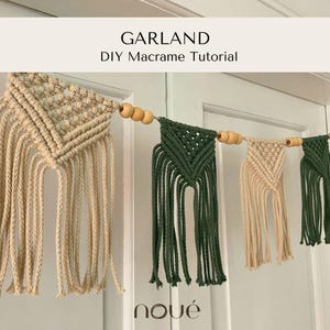 Könnte beinhalten: Makramee-Girlande mit abwechselnden Abschnitten aus beigen und dunkelgrünen geknoteten Mustern, aufgereiht mit Holzperlen. Die Girlande hat lange Fransen und den Text "GARLAND DIY Macrame Tutorial". Der Markenname "noué" steht unten.