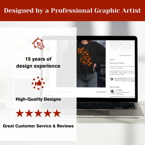 Op de afbeelding: Een laptopscherm waarop een ontwerp voor een zwart sweatshirt met een oranje geest en witte bloemen te zien is. De tekst op het scherm luidt "Direct downloaden" en "Levering". De tekst "Ontworpen door een professionele grafisch ontwerper" staat bovenaan de afbeelding.