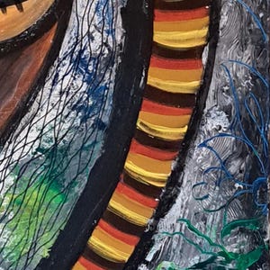 以下が含まれることがあります： 黒、赤、黄、金色のストライプ模様が描かれた抽象画。模様は湾曲した表面にあり、緑、青、白の塗料でテクスチャ加工された背景に囲まれています。