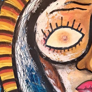 以下が含まれることがあります： 女性の顔を描いた絵画のクローズアップ。女性は、白い虹彩と黒い瞳を持つ大きな暗い目をしています。彼女の唇は明るい赤に塗られています。背景は黄色、オレンジ、赤の混合です。