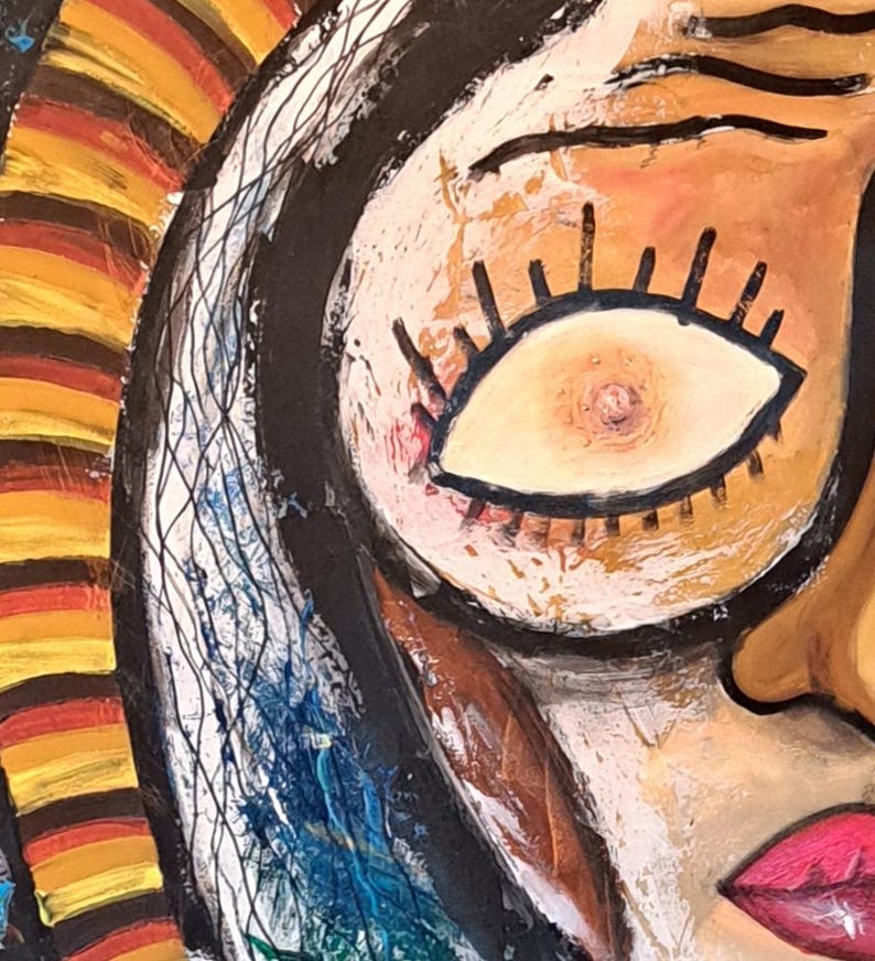以下が含まれることがあります： 女性の顔を描いた絵画のクローズアップ。女性は、白い虹彩と黒い瞳を持つ大きな暗い目をしています。彼女の唇は明るい赤に塗られています。背景は黄色、オレンジ、赤の混合です。