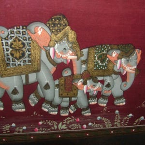 Pintura india vintage que representa un desfile de elefantes enmarcada y esmaltada en seda. imagen 4