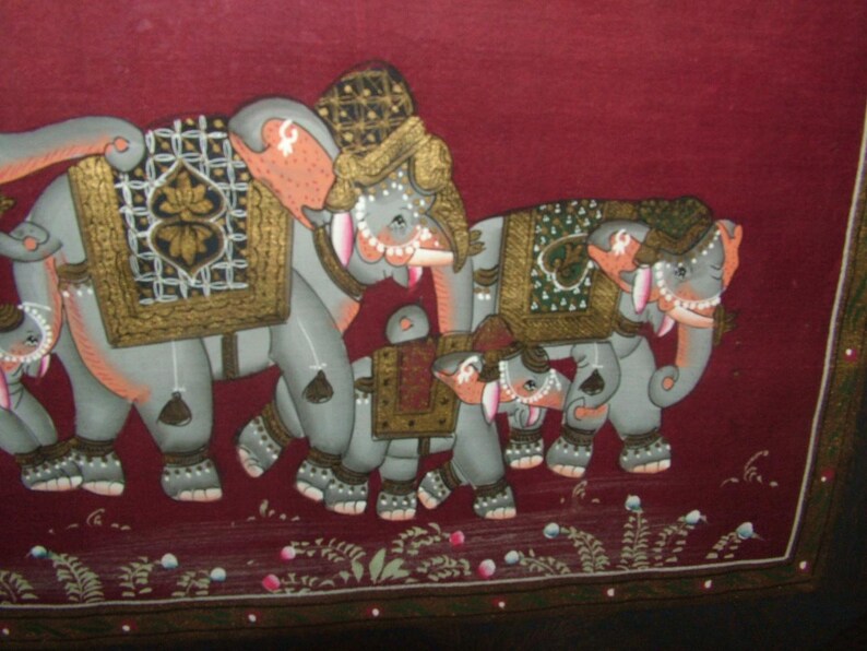 Pintura india vintage que representa un desfile de elefantes enmarcada y esmaltada en seda. imagen 4