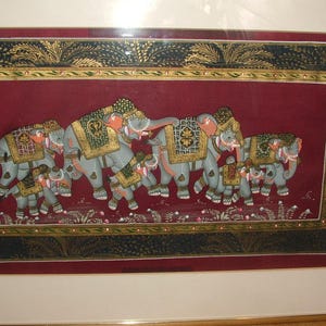 Pintura india vintage que representa un desfile de elefantes enmarcada y esmaltada en seda. imagen 2