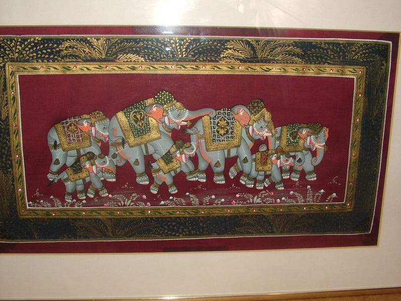Pintura india vintage que representa un desfile de elefantes enmarcada y esmaltada en seda. imagen 2