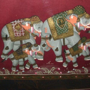 Pintura india vintage que representa un desfile de elefantes enmarcada y esmaltada en seda. imagen 3