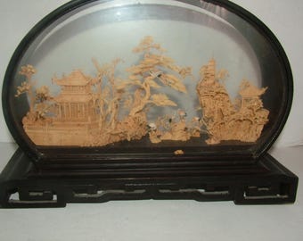 Diorama chino antiguo de San You, tallado en corcho en 3D, en vidrio sobre soporte de madera.