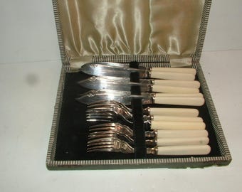 Juego de 12 cubiertos vintage para pescado, en caja, de plata y con mangos de color marfil.