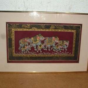 Pintura india vintage que representa un desfile de elefantes enmarcada y esmaltada en seda. imagen 1
