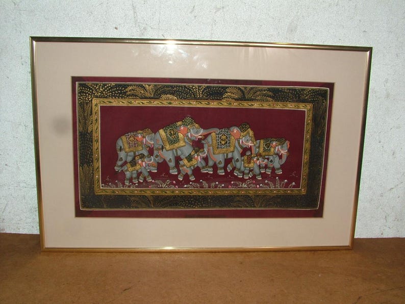 Pintura india vintage que representa un desfile de elefantes enmarcada y esmaltada en seda. imagen 1