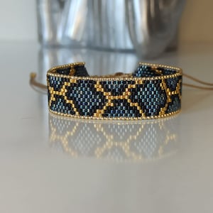 Pulsera tejida con cuentas Miyuki en color azul denim, diseño en forma de X. Pulsera de mujer. Regalo para ella
