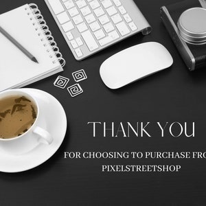 Op de afbeelding: Een zwart-wit beeld van een bureau met een kopje thee, een notitieboek, een toetsenbord, een muis, een camera en paperclips. De tekst "THANK YOU FOR CHOOSING TO PURCHASE FROM PIXELSTREETSHOP" staat op het bureau.