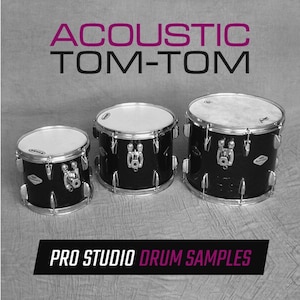 Peut inclure: Trois toms-toms acoustiques noirs de tailles différentes. Chaque tambour a une peau blanche et des éléments métalliques argentés. Le texte "ACOUSTIC TOM-TOM" est au-dessus des tambours et "PRO STUDIO DRUM SAMPLES" en dessous.