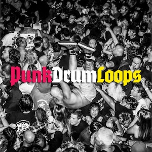 Könnte beinhalten: Ein Schwarzweißfoto eines Moshpits bei einem Konzert. Die Menge ist dicht gedrängt, die Leute springen und stoßen sich gegenseitig. Die Worte "Punk Drum Loops" sind in großen, fetten Buchstaben in der Mitte des Bildes geschrieben, wobei das Wort "Punk" in Pink und die Worte "Drum Loops" in Gelb sind.