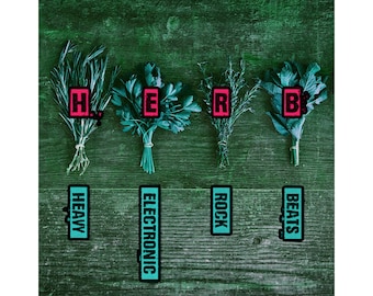 Può includere: Quattro mazzi di erbe su una superficie di legno verde. Le erbe sono etichettate "Heavy", "Electronic", "Rock" e "Beats".