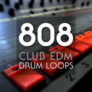 Op de afbeelding: Close-up van een muziekproductiekonsole met rode knoppen en de tekst "808 CLUB EDM DRUM LOOPS" in wit.