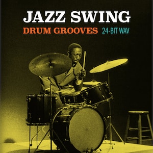 Könnte beinhalten: Ein Schwarzweißfoto eines Mannes, der ein Schlagzeug spielt. Das Bild ist in einem gelben Farbton gehalten. Der Text "JAZZ SWING DRUM GROOVES 24-BIT WAV" befindet sich oben im Bild.