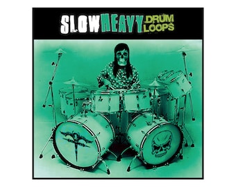 Può includere: Una copertina di album verde con il testo "SLOW HEAVY DRUM LOOPS" in bianco e giallo. Una persona con una maschera di teschio sta suonando una batteria con una grafica di teschio su uno dei tamburi.