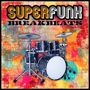 Puede incluir: Un fondo abstracto colorido con una batería negra, que incluye un bombo, una caja y dos toms. El texto "SUPERFUNK BREAKBEATS" se muestra en una fuente retro.