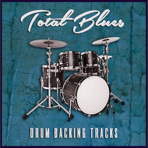 Op de afbeelding: Een drumstel tegen een blauwe en witte achtergrond. De tekst "Total Blues" is geschreven in witte, cursieve letters boven het drumstel. De tekst "Drum Backing Tracks" is geschreven in witte letters onder het drumstel.